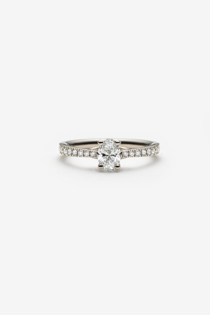 Bague Aurore solitaire semi éternité diamants crée ovale 18k