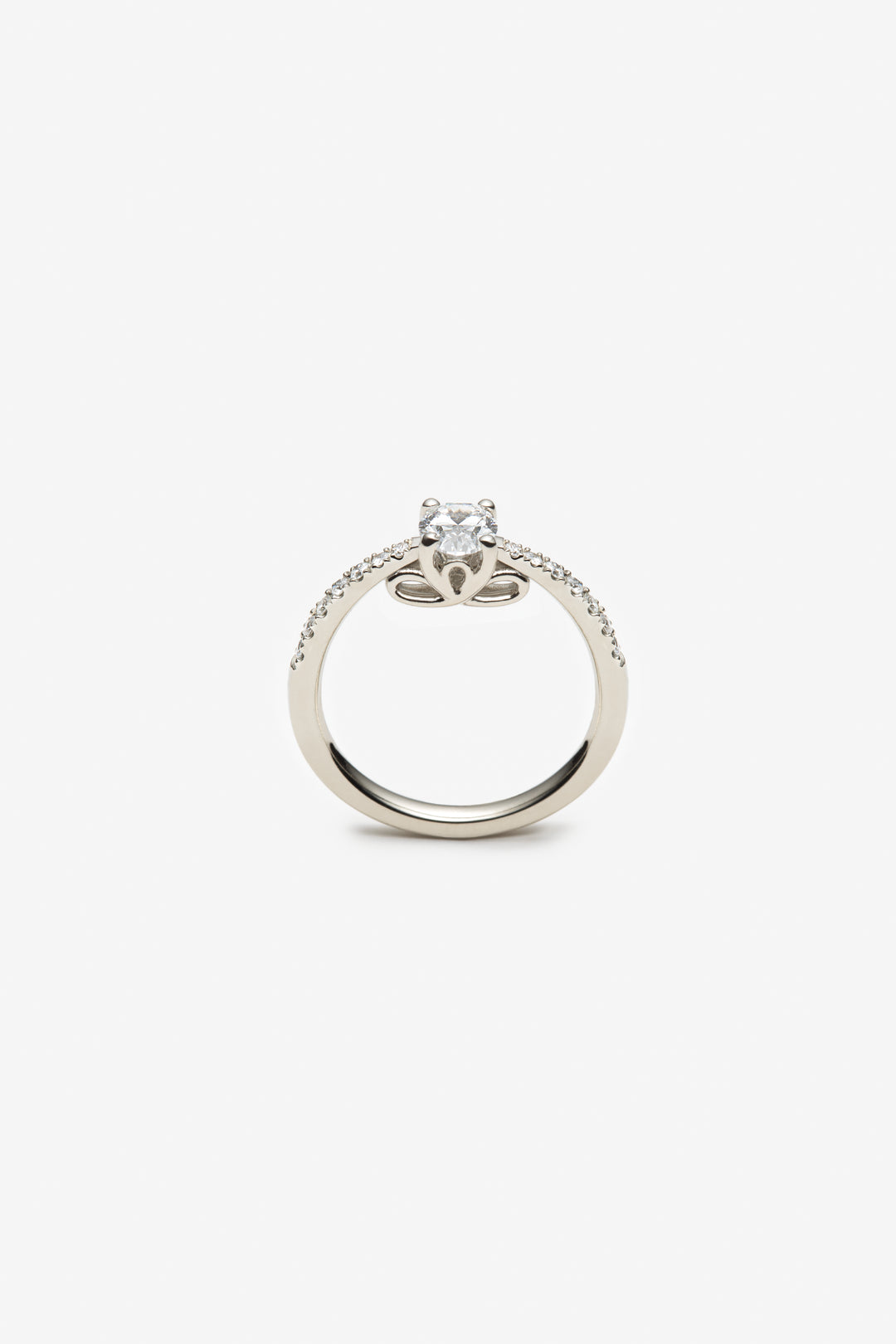 Bague Aurore solitaire semi éternité diamants crée ovale 18k