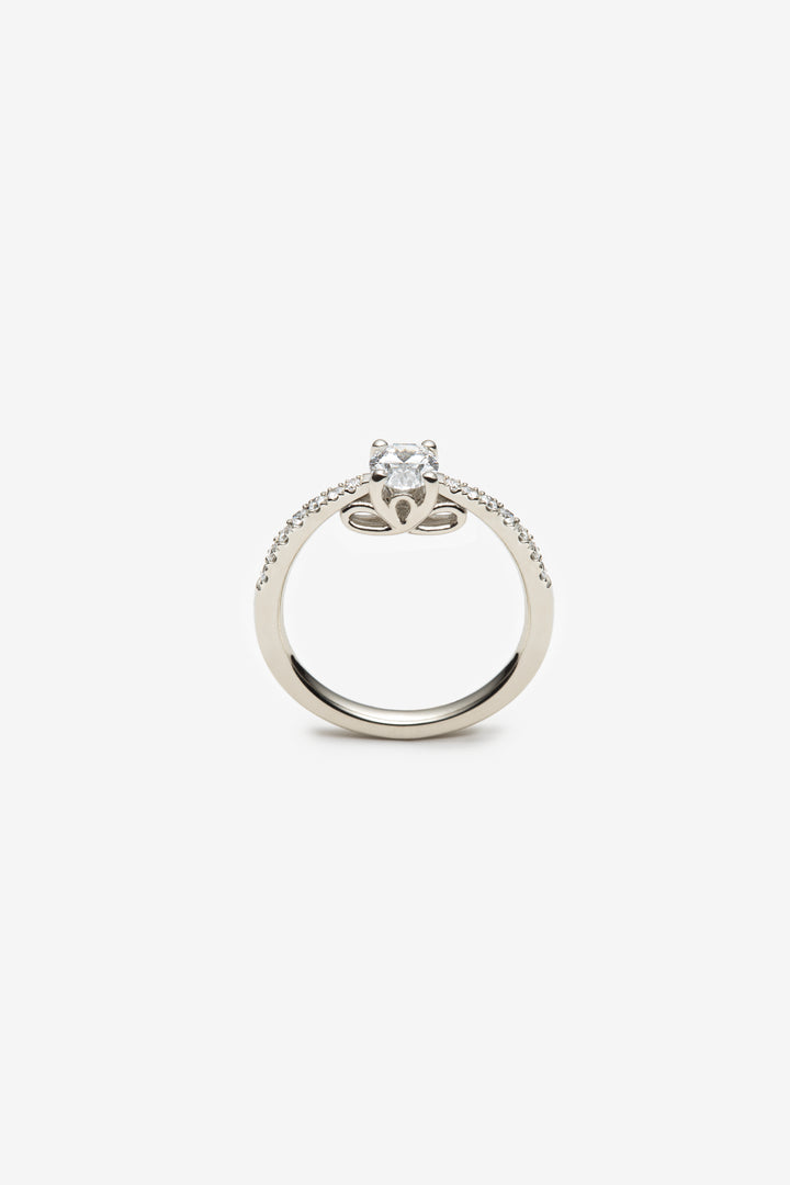 Bague Aurore solitaire semi éternité diamants crée ovale 18k