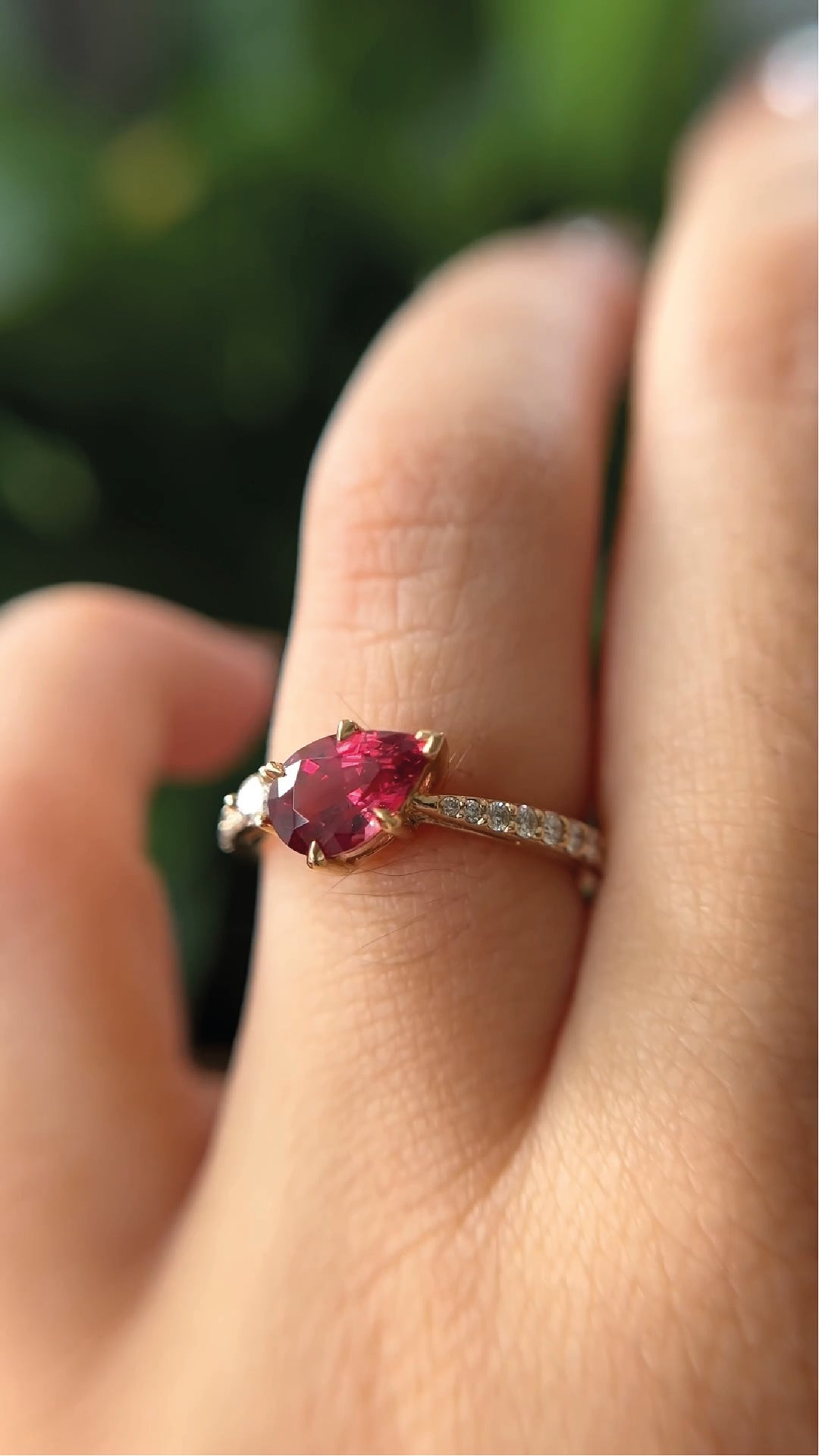 Bague - asymétrique spinelle framboise et diamants