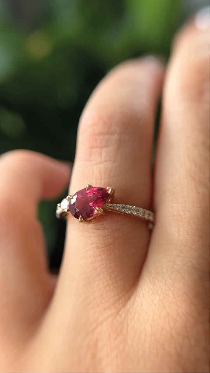 Bague - asymétrique spinelle framboise et diamants