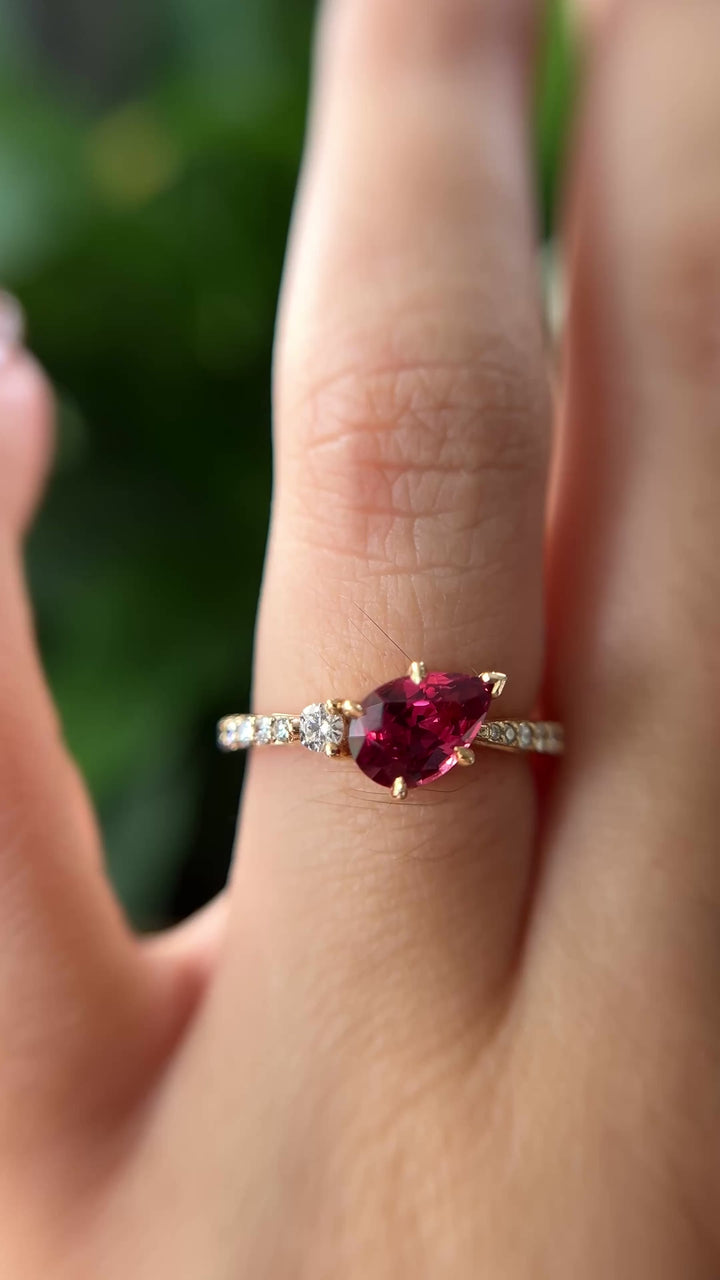 Bague - asymétrique spinelle framboise et diamants