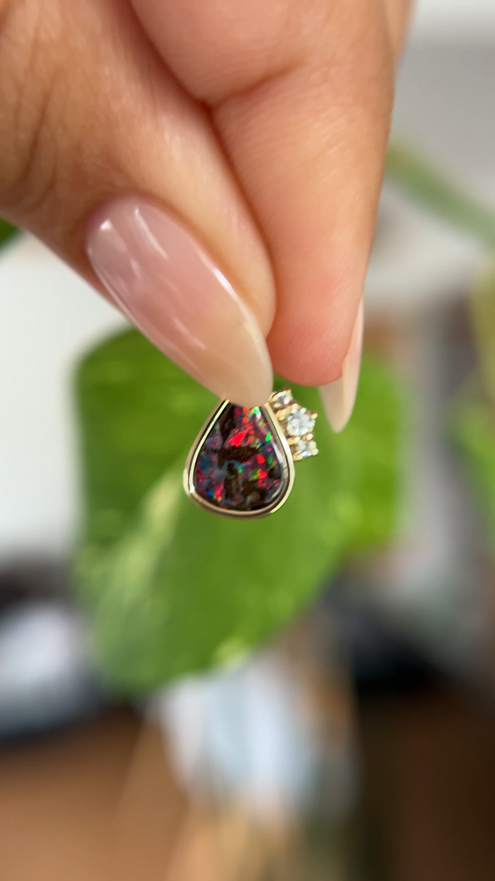 Pendentif - unique en opale boulder et diamants