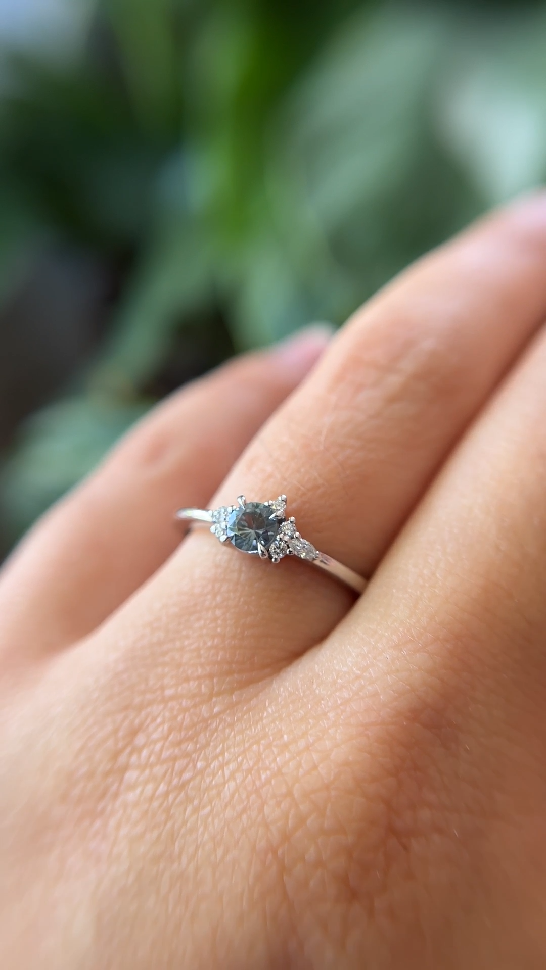 Bague - asymétrique saphir bleu et diamants